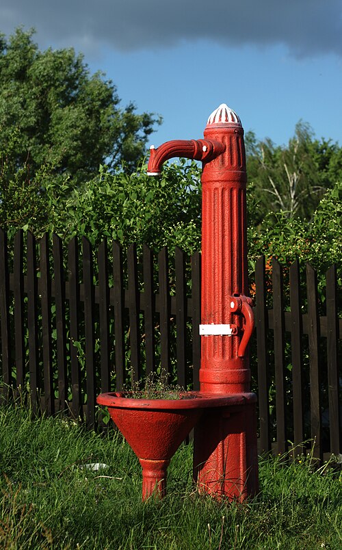 File:Dobřeň, Jestřebice, pumpa.jpg