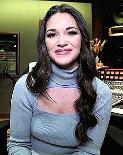 Singer songwriter Hannah Ellis