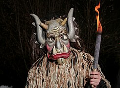 Klaubauf Nasenzuzler mit Fackel beim Kirchseeoner Perchtenlauf in Moos