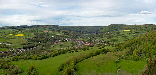Looking from Schwarzenberg castle northward to Weichersbach in the valley of the Schmale Sinn. At the bottom left is the south portal of the Landrücken Tunnel and an ICE train.