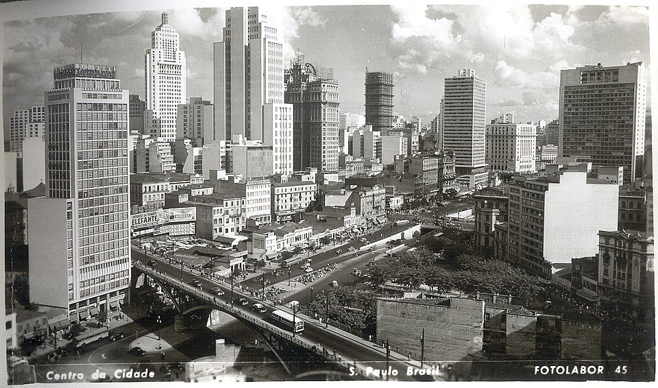 Example of a photograph using many relative position within image (P2677) as qualifiers for multiple depicted places