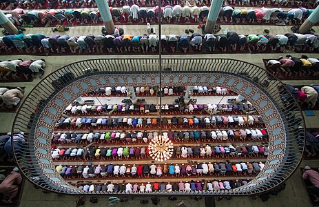 Perjantairukous Baitul Mukarram -moskeijassa Bangladeshissä