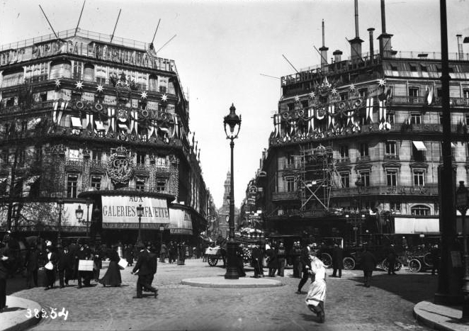 photo of Aux Galeries Lafayette, Paris, 1914