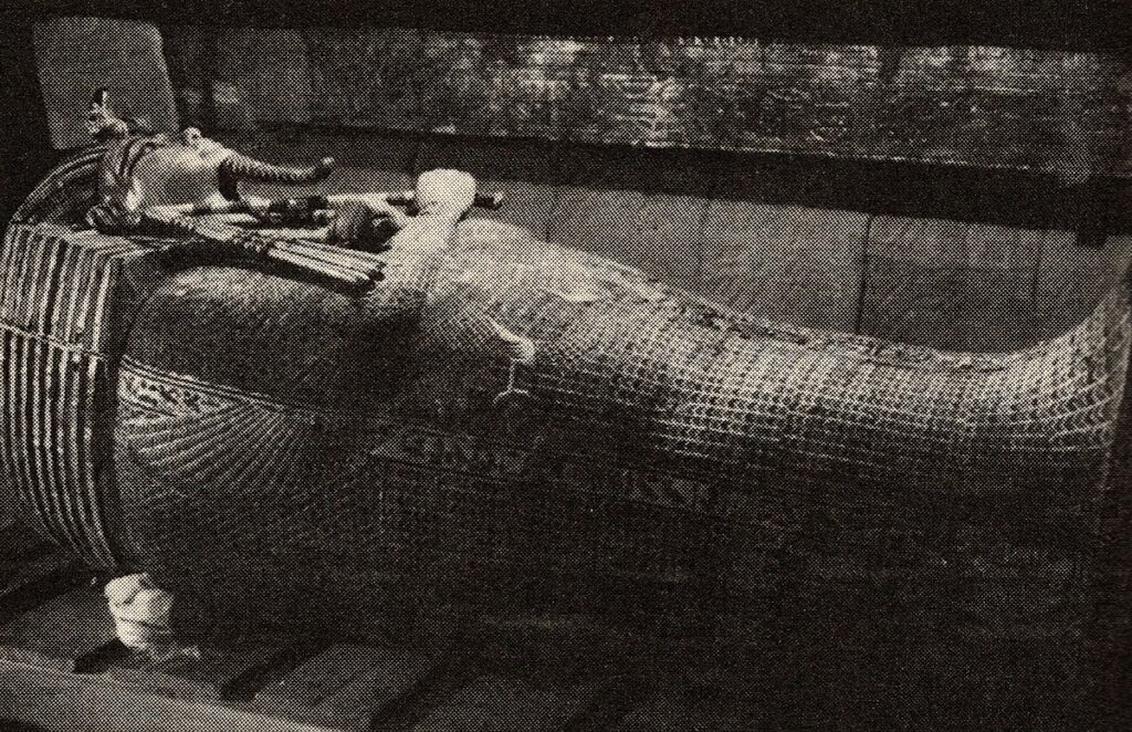 "ツタンカーメン, 第2の人型棺." Wikimedia Commons, 1926.https://commons.wikimedia.org/wiki/File:%E3%83%84%E3%82%BF%E3%83%B3%E3%82%AB%E3%83%BC%E3%83%A1%E3%83%B3,_%E7%AC%AC2%E3%81%AE%E4%BA%BA%E5%9E%8B%E6%A3%BA.jpg