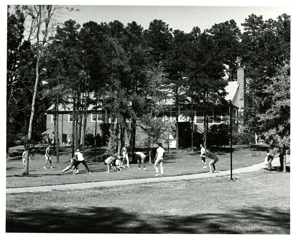 A group of students play flickerball behind the Sigma Alpha Episilon house on Patterson Court, 1964.