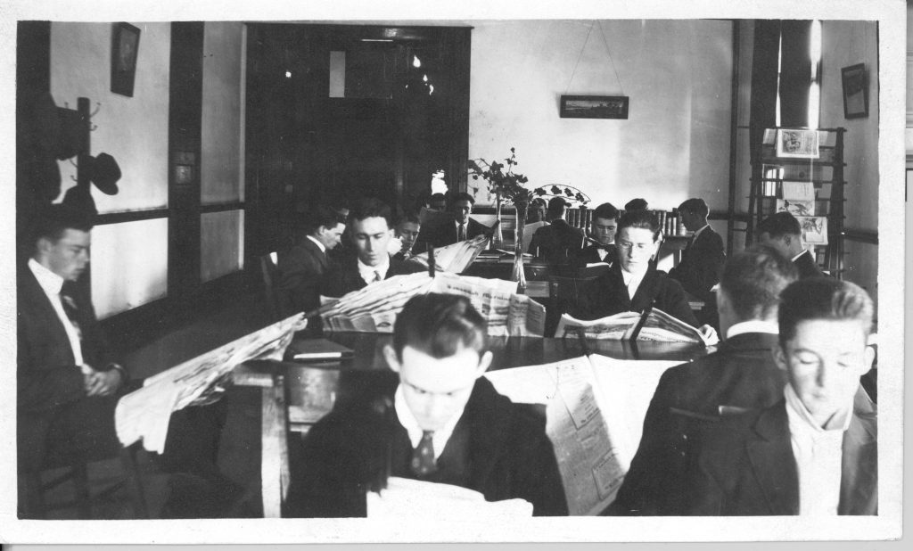 A crowded studying scene in Carnegie Library, 1917.