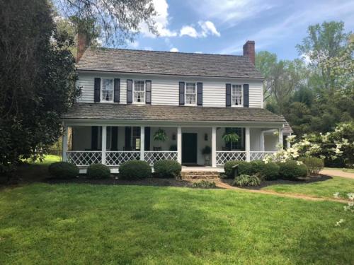 color photo of front of Beaver Dam plantation house