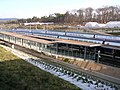 Vue vers les quais et la rampe d'accès au quai nord de la gare de Besançon Franche-Comté TGV. Le train au premier plan est la rame de TGV Duplex Dasye numéro 746, l'autre la rame de TGV Euroduplex (2N2) numéro 4703
