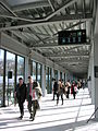 Ambiance dans la passerelle enjambant les voies de la gare de Besançon Franche-Comté TGV