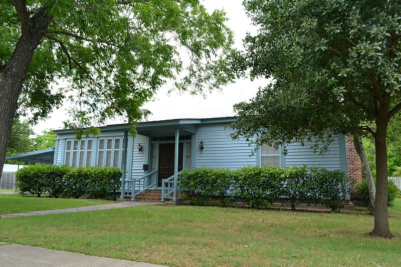 File:1108 Hill, Bastrop, Texas.JPG