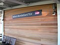 Panneau de la gare de Belfort - Montbéliard TGV situé dans une zone d'attente abritée sur l'un de ses quais