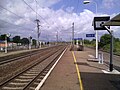 Vue depuis le quai en direction de Strasbourg, à la gare ferroviaire SNCF de Bollwiller, sur la ligne Strasbourg-Ville - Saint-Louis (Bâle)