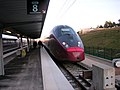 Rame de train à grande vitesse AGV d'Alstom, en livrée rouge NTV .Italo, stationnée en gare de Besançon Franche-Comté TGV