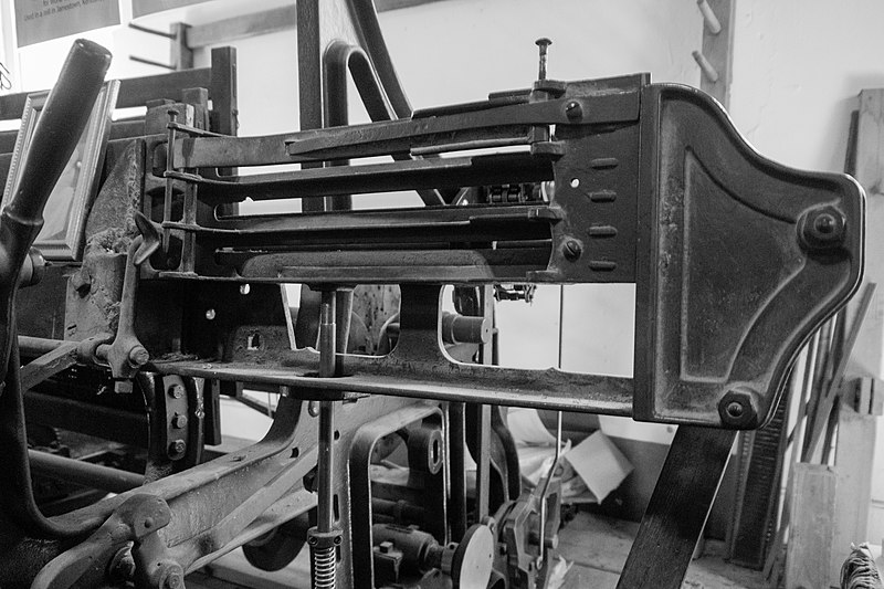 File:1060073-Shuttle Box Power Loom 01.jpg