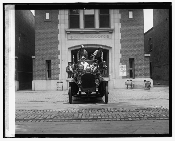 File:-23 Engine House crew, (7-23-25) LCCN2016840289.tif