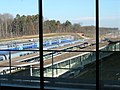 Vue vers les quais et la rampe d'accès de la gare de Besançon Franche-Comté TGV depuis le bâtiment voyageurs. Le train à gauche est la rame de TGV Duplex Dasye numéro 746, le train de droite est la rame de TGV Euroduplex (2N2) numéro 4703
