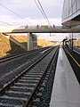 LGV Rhin-Rhône en direction de Mulhouse, vue depuis la gare de Belfort - Montbéliard TGV. À droite, le bâtiment voyageurs