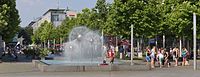 Pragerstraße im Sommer mit Wasserspiel "Pusteblume"