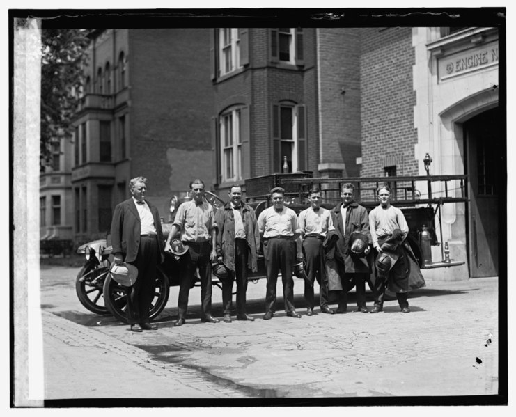 File:-23 Engine House crew, 7-23-25 LCCN2016840288.tif